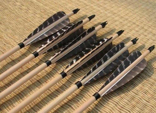 Wooden arrows with 5 - 32'',